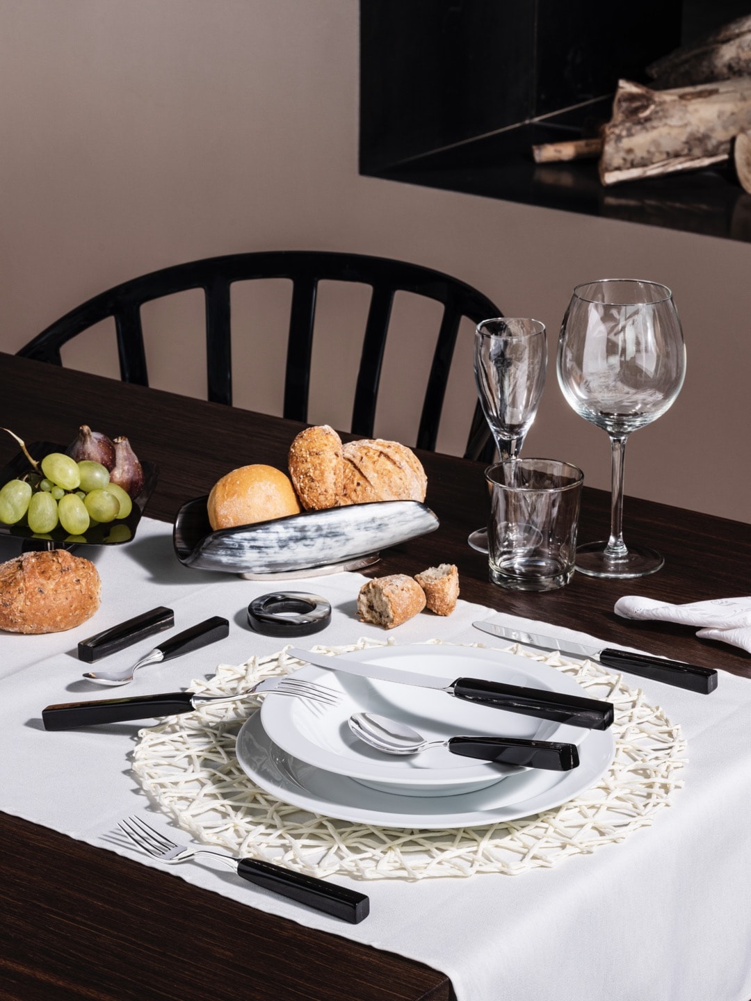 Cutlery set for clearance dining table